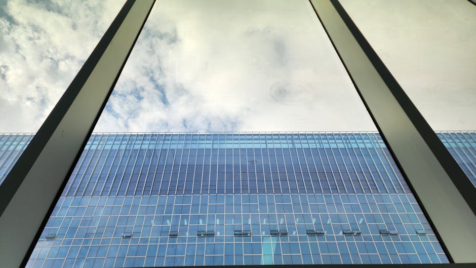 Cautivador reflejo del cielo en la fachada de un moderno edificio de vidrio en la ciudad de Pyeongtaek, Corea del Sur.