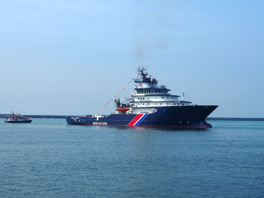 Embarcación de rescate navegando por las aguas de Le Havre, Francia, en un día despejado.