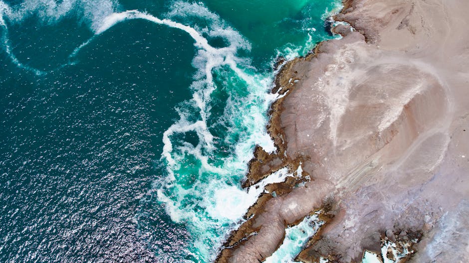Una impresionante vista aérea de la escarpada costa chilena y el mar turquesa.