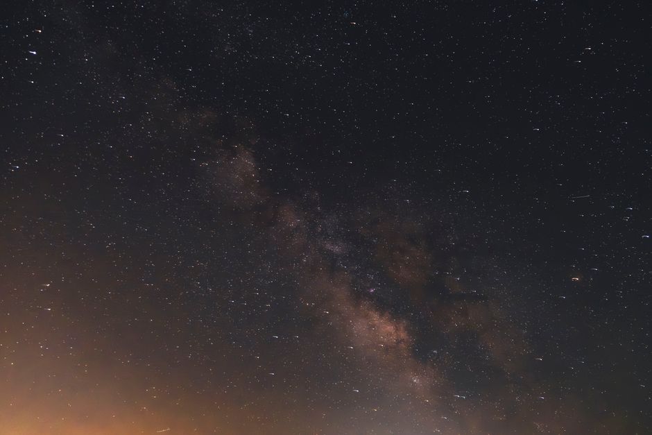 Impresionante astrofotografía de la Vía Láctea que muestra innumerables estrellas en el cielo nocturno.