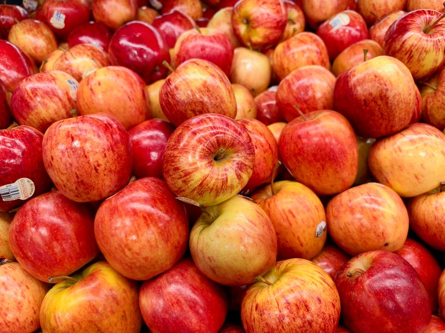 Manzanas rojas y doradas recién cosechadas crean una exhibición vibrante en un mercado de Tarneit, Australia.