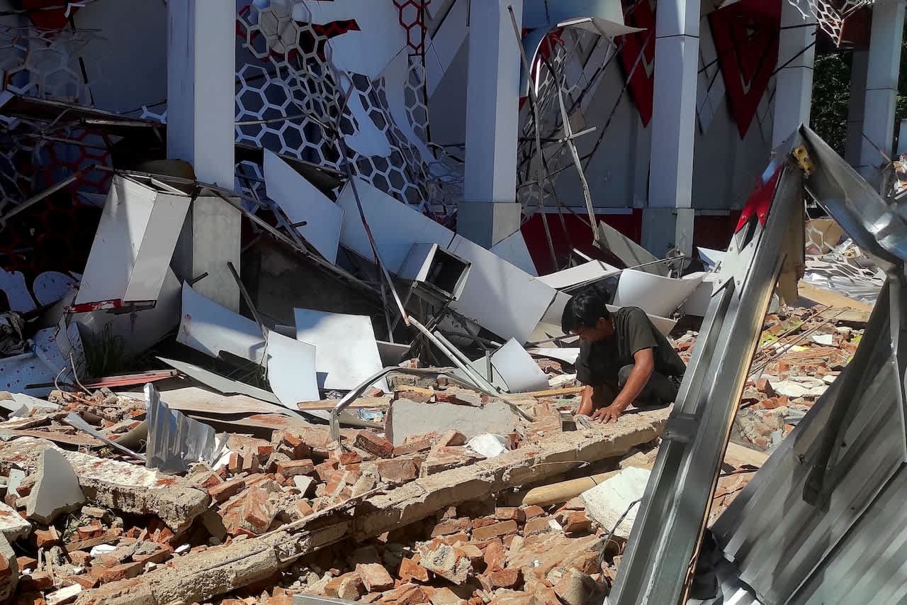 Sismo magnitud 7.4 en Indonesia deja un muerto y daños