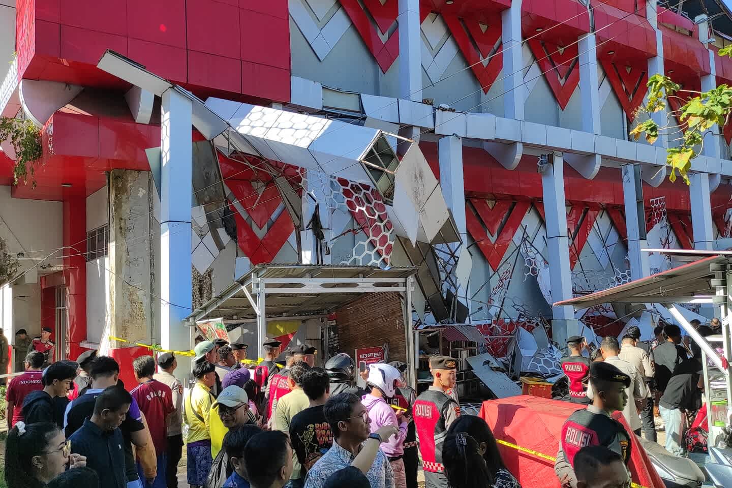 Sismo magnitud 7.4 en Indonesia: un muerto y tsunami menor