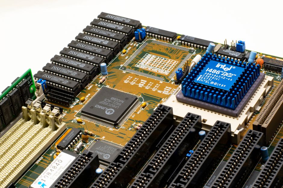 Primer plano de una CPU Intel 486DX2 vintage en una placa base clásica con componentes electrónicos.