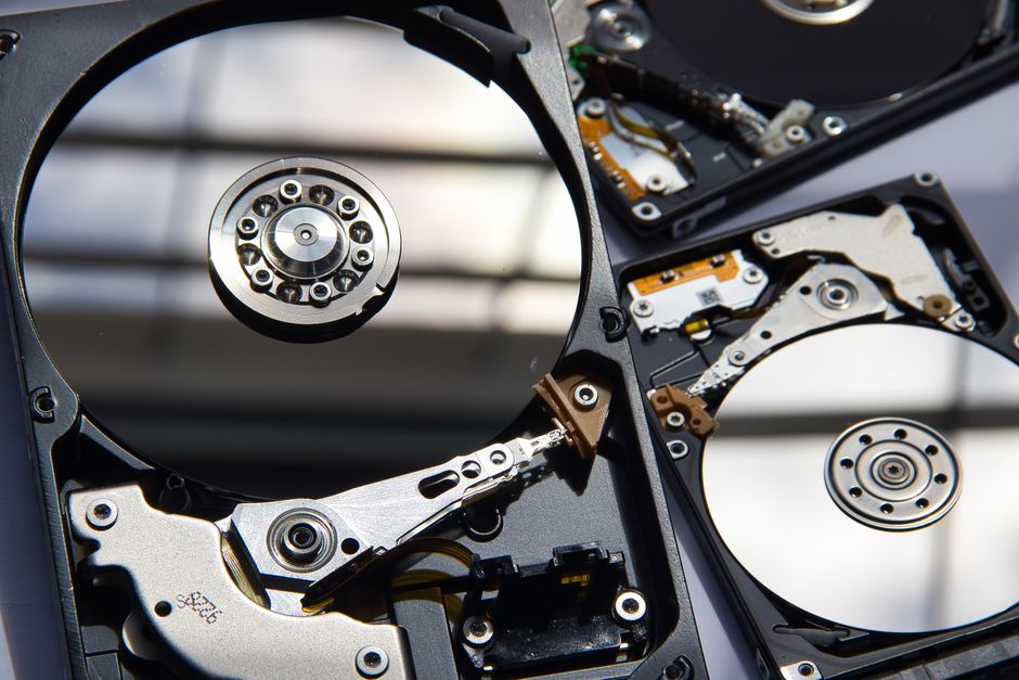Vista detallada de discos duros desensamblados que muestran tecnología y componentes de hardware.