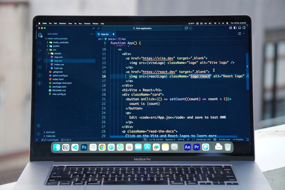 Un MacBook Pro mostrando un editor de código en un tejado durante el día, ideal para un estilo de vida de trabajo remoto.