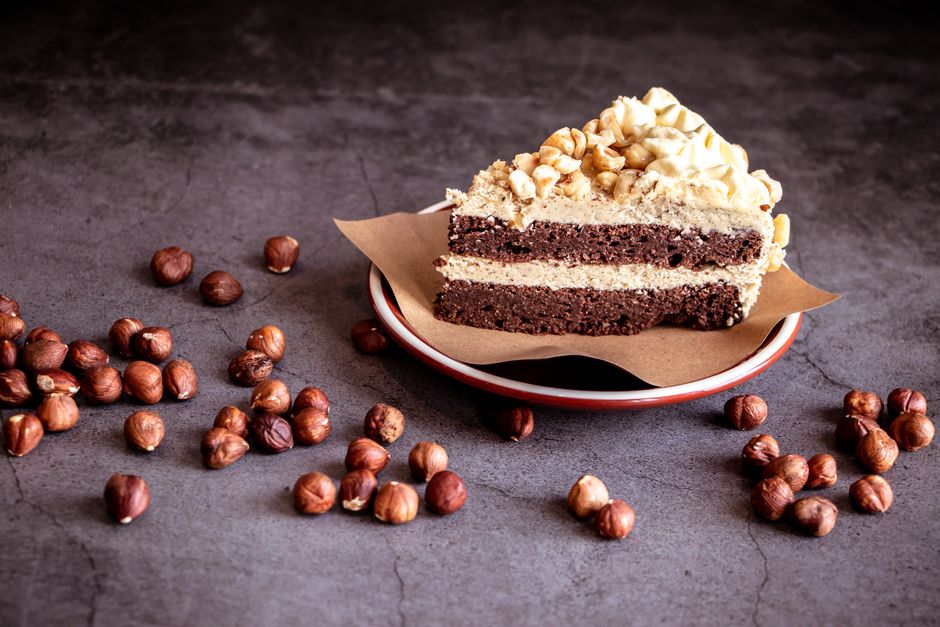 Disfruta de esta deliciosa rebanada de pastel de chocolate con avellanas, perfecta para los amantes del postre.