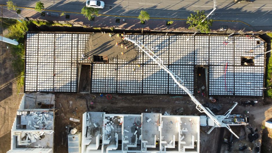 Fotografía aérea del avance de la construcción en León, Guanajuato, México.