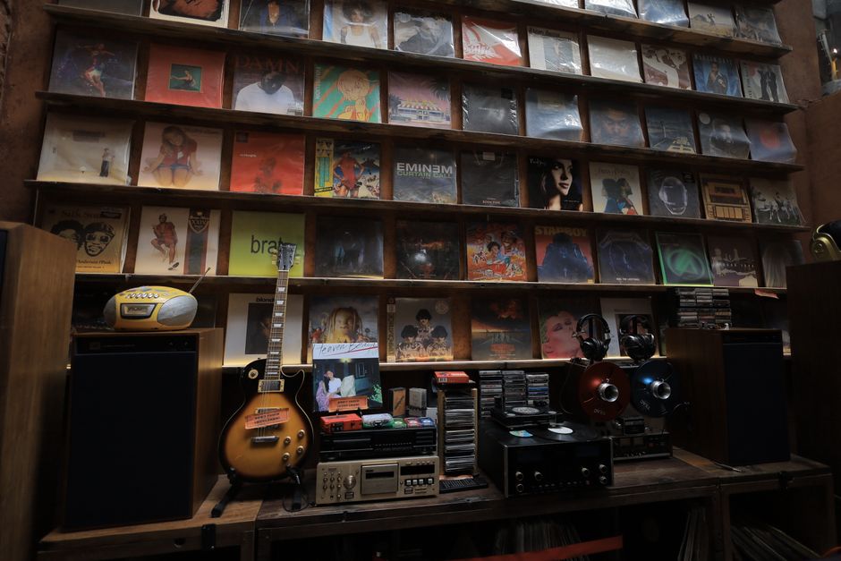 Una acogedora sala de música vintage con discos, guitarra y equipo estéreo en Vietnam.