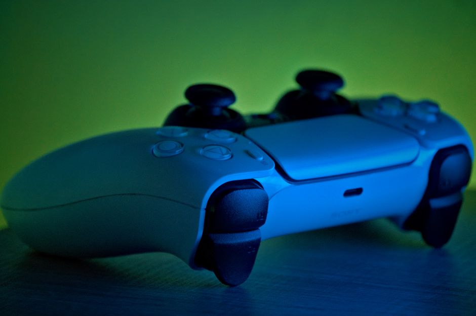 Iluminación ambiental azul y verde sobre un controlador de juegos.