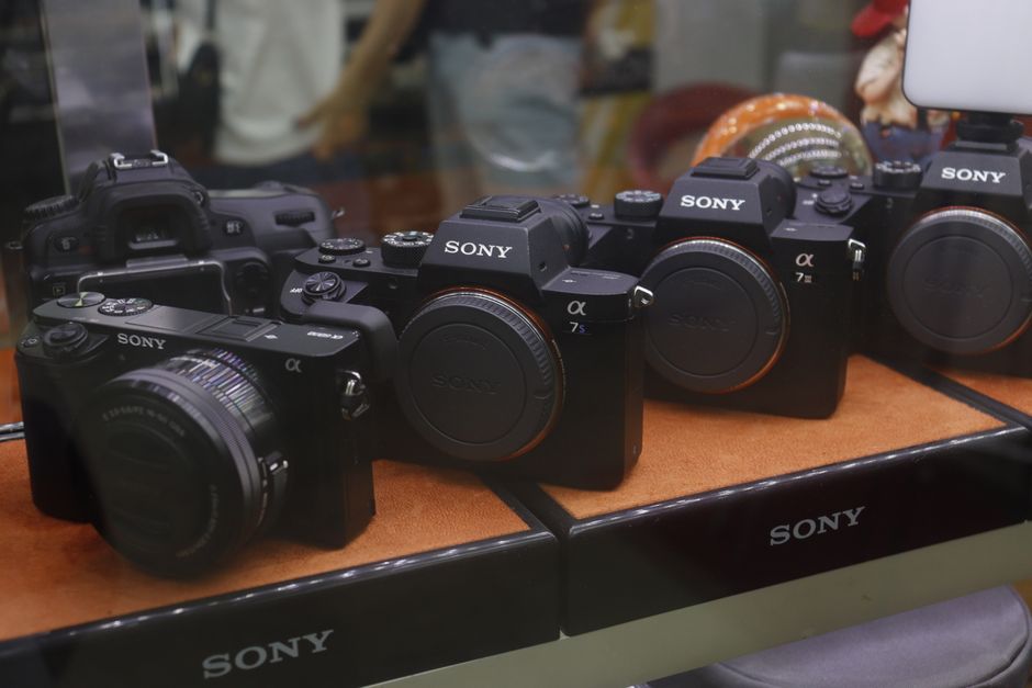 Una colección de cámaras digitales Sony exhibidas en un escaparate de tienda.