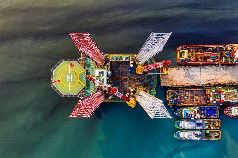 Toma de dron de una plataforma petrolera en alta mar con helipuerto en el puerto de Yakarta.