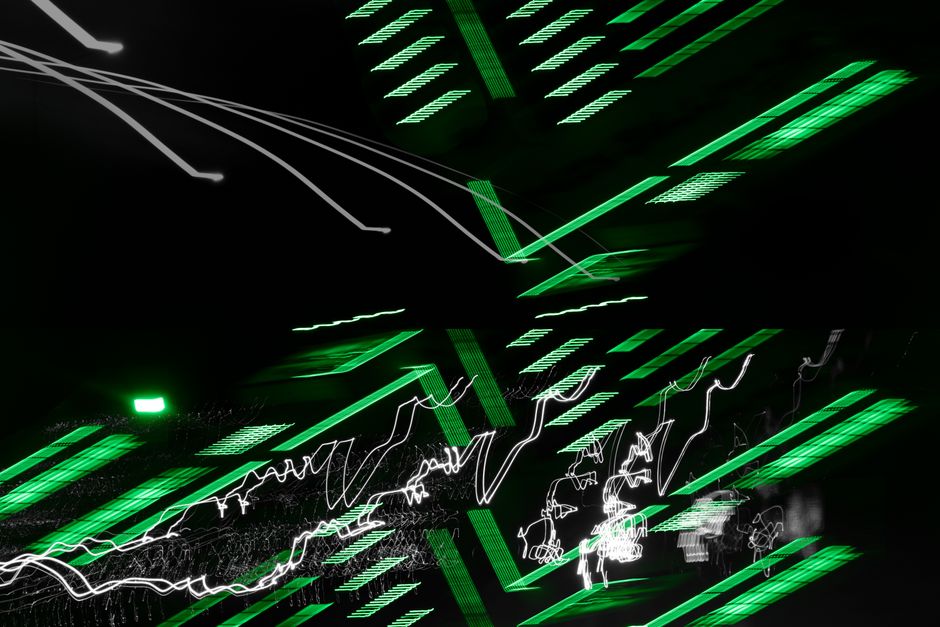 Patrones abstractos dinámicos de rayas de luz verde y blanca sobre un fondo oscuro.