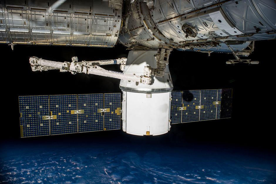 Un satélite con paneles solares orbitando la Tierra, capturando el vasto universo.