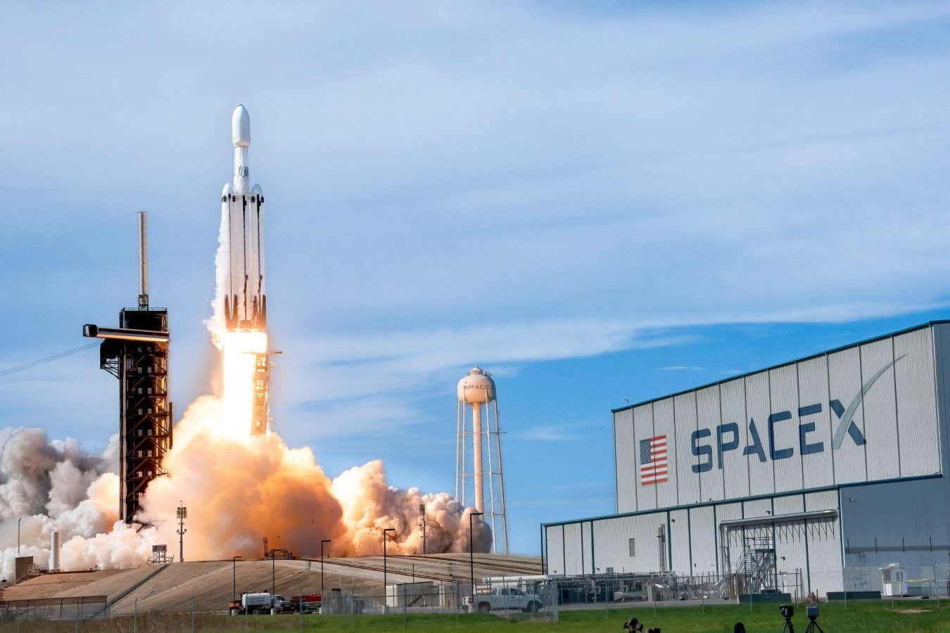 SpaceX: El plan de un millón de satélites choca con la industria tech
