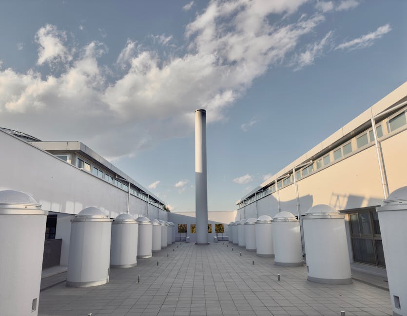Una azotea contemporánea con estructuras cilíndricas bajo un cielo despejado.