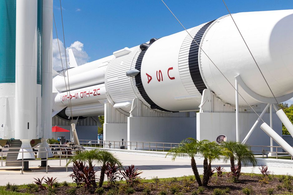 Exhibición al aire libre de un cohete de la NASA en el Kennedy Space Center que muestra tecnología aeroespacial.