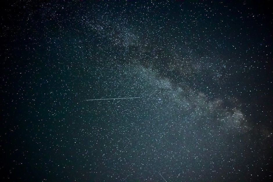 Una vista hipnotizante de la galaxia Vía Láctea y de innumerables estrellas en Gnadenwald, Austria.