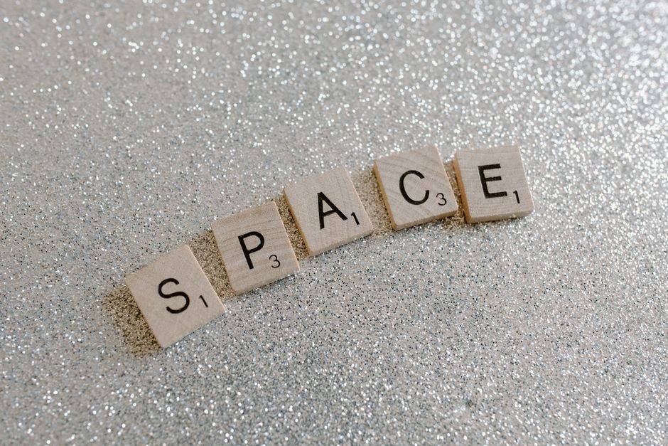 Letras de Scrabble de madera escribiendo 'Espacio' sobre un fondo brillante, perfecto para conceptos e ideas.