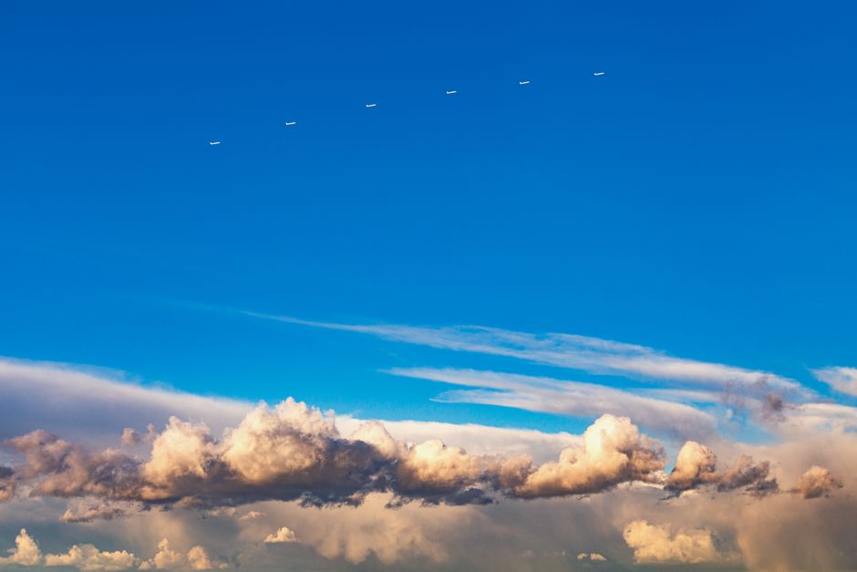 Cielo azul dramático con esponjosas nubes blancas sobre Gdańsk, perfecto para escenas de naturaleza.