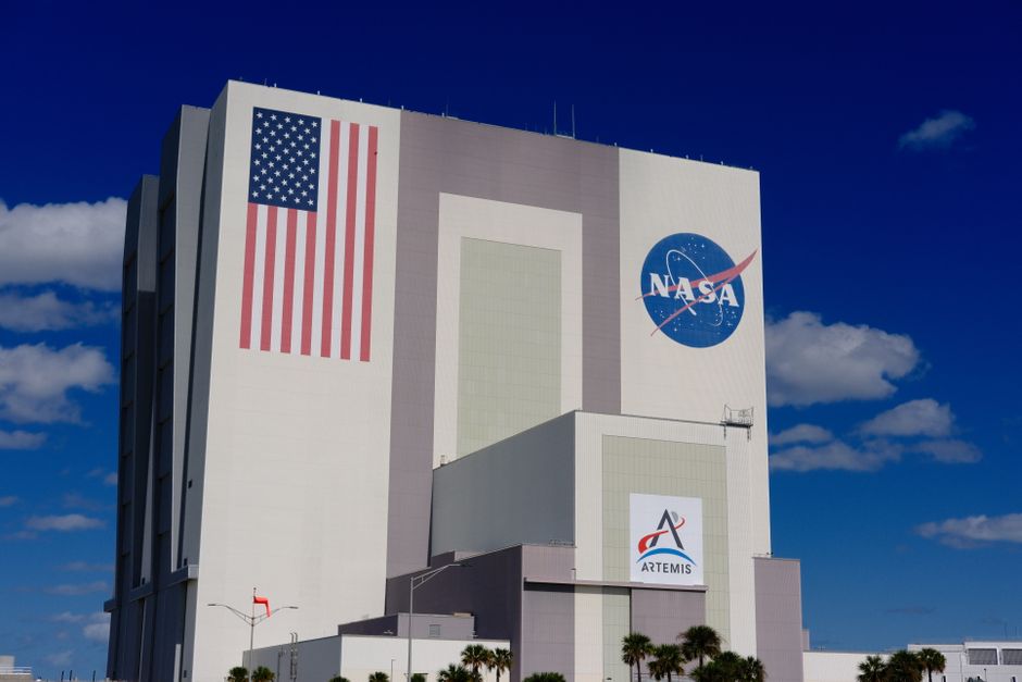 El icónico Edificio de Ensamblaje de Vehículos de la NASA en el Centro Espacial Kennedy en un brillante día soleado.