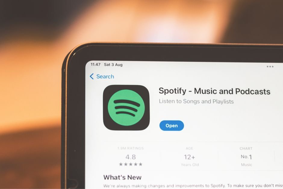 Página de Spotify Music and Podcasts mostrada en la pantalla de una tableta
