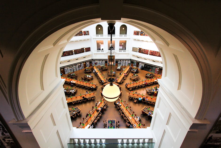 Impresionante toma aérea de la sala de lectura de la Biblioteca Estatal de Victoria en Melbourne, que muestra su arquitectura.