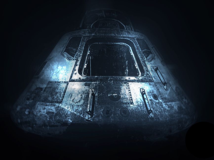 Una imagen dramática en blanco y negro de una antigua cápsula espacial en luz tenue, mostrando la historia de la exploración espacial.
