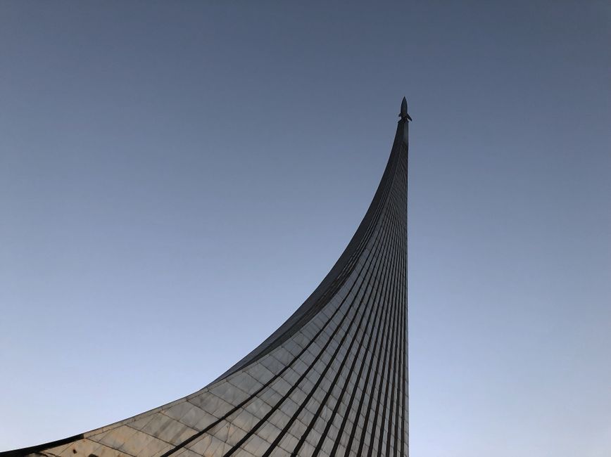 Vista del icónico Monumento a los Conquistadores del Espacio contra un cielo azul claro en Moscú.