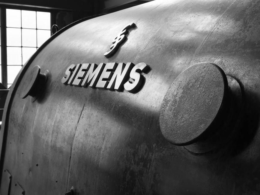 Primer plano en blanco y negro de maquinaria vintage Siemens con detalles industriales.