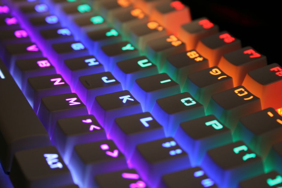 Primer plano de un vibrante teclado gaming RGB con teclas iluminadas.