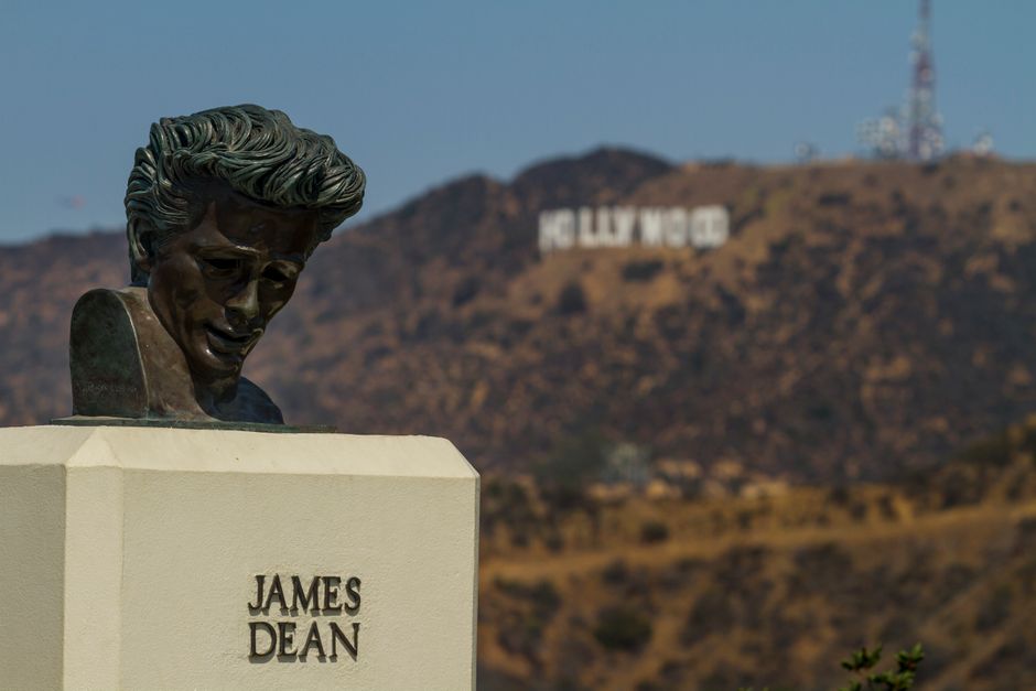 Busto de James Dean con el icónico letrero de Hollywood al fondo, Los Ángeles