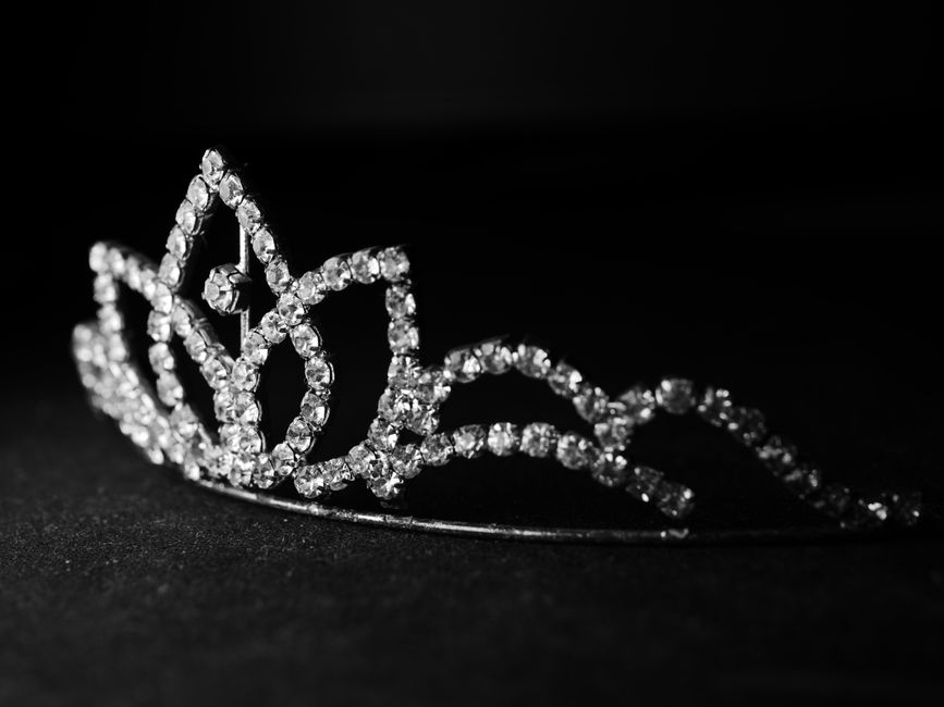 Primer plano de una tiara de diamantes lujosa contra un fondo oscuro, mostrando elegancia y lujo.