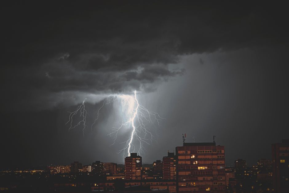 Impresionante vista nocturna de una tormenta eléctrica iluminando el horizonte de Zagreb, Croacia.