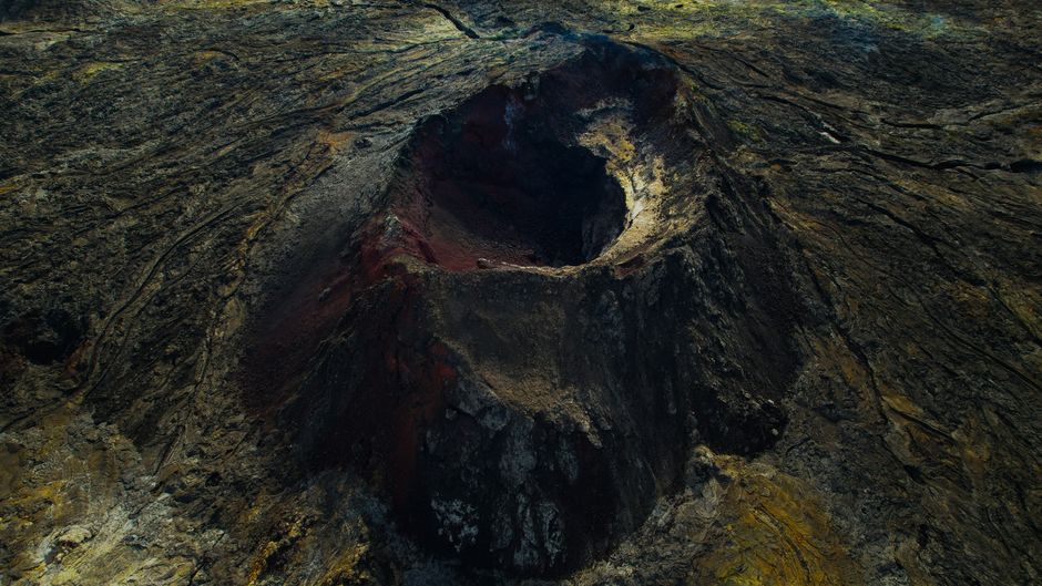 Impresionante vista aérea de un cráter volcánico en el terreno áspero de Islandia.