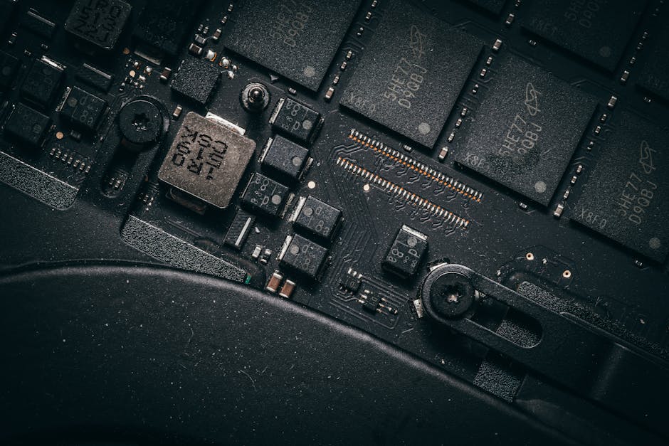 Fotografía macro detallada de una placa de circuito electrónico que muestra microchips y componentes.