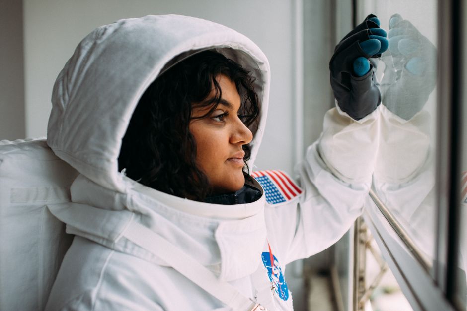 Mujer Vestida Con Un Traje De Astronauta