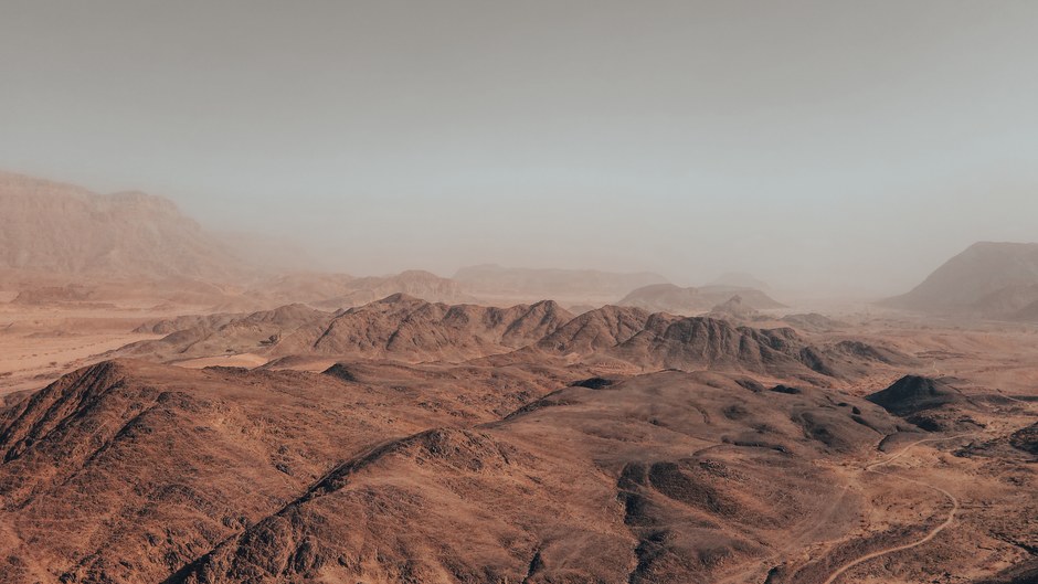Impresionante toma aérea de las vastas y escarpadas montañas del desierto del Néguev en Israel.