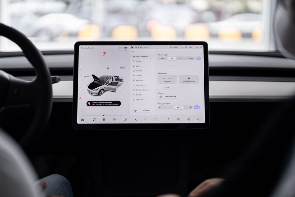 Vista del tablero de un coche moderno con un panel de display digital y opciones de control.