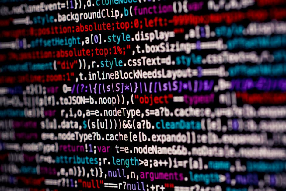 Acercamiento de código multicolor en una pantalla de computadora, destacando programación.