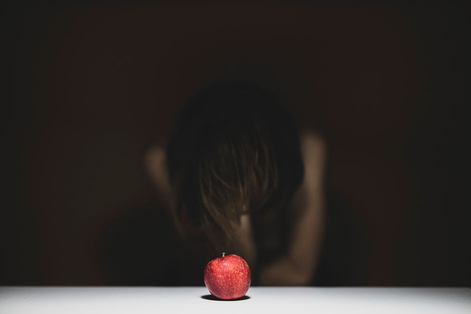Mujer Sentada Delante De Apple