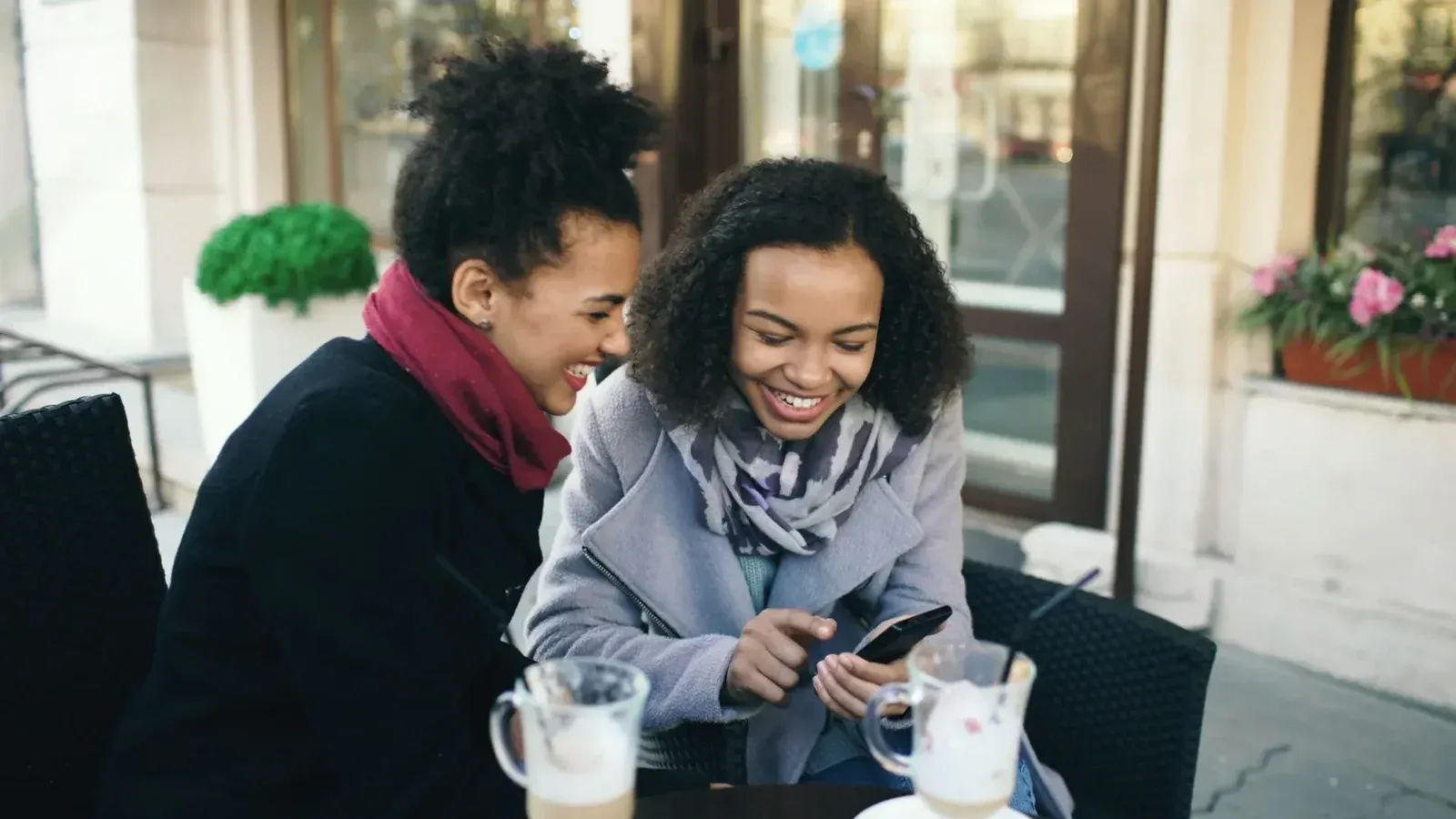 Tinder prueba Group Hangouts desde 3 personas