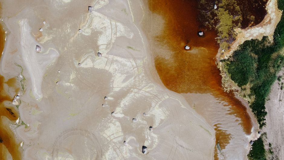 Vista aérea desde arriba de una colorida formación geológica en la región de Leningrado, mostrando patrones naturales y texturas diversas.