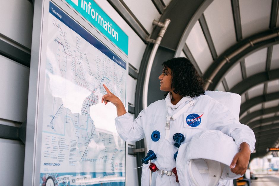Mujer Vistiendo Un Traje Espacial En La Estación De Tren