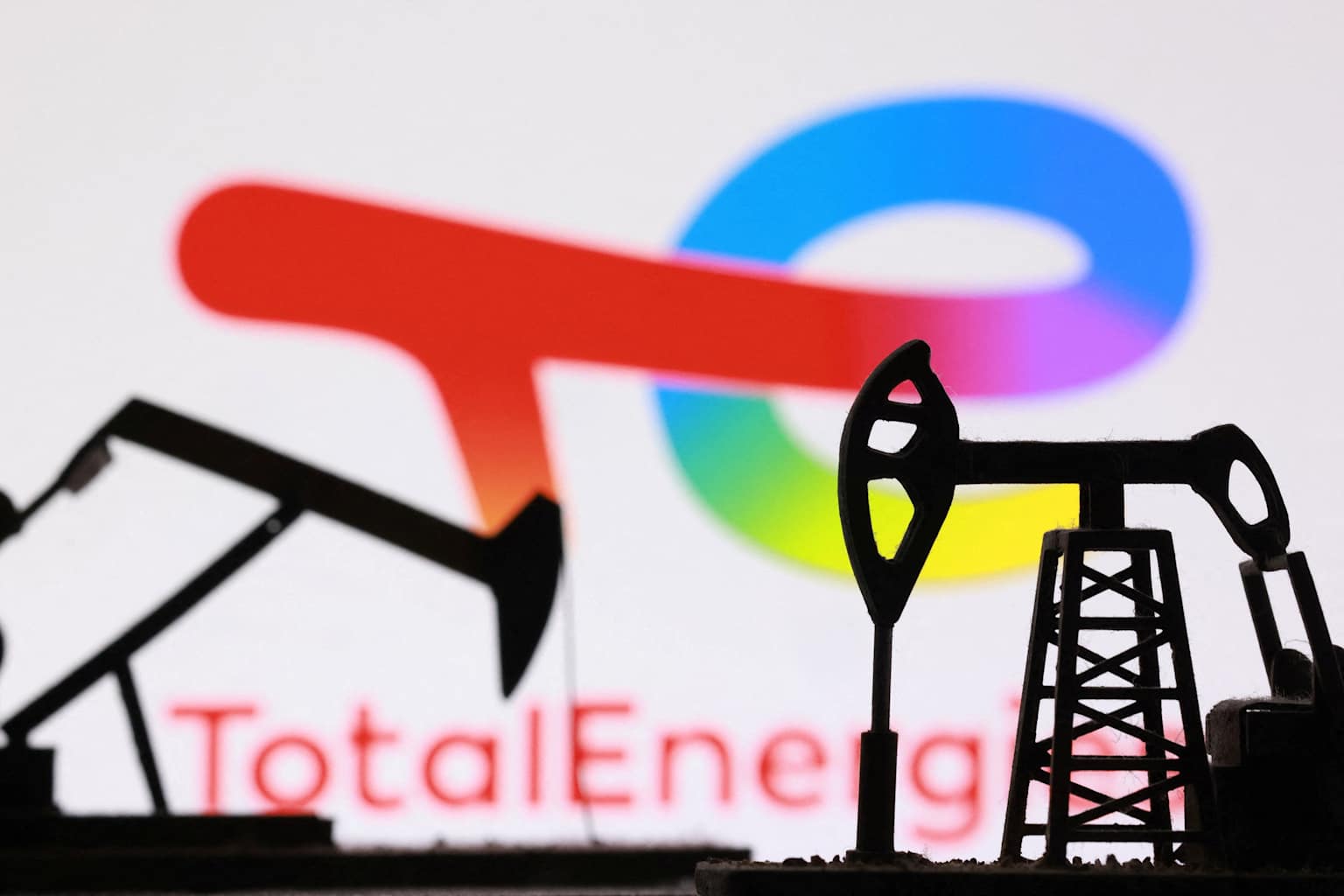 TotalEnergies gana $1,000 MDD acaparando mercado de crudo