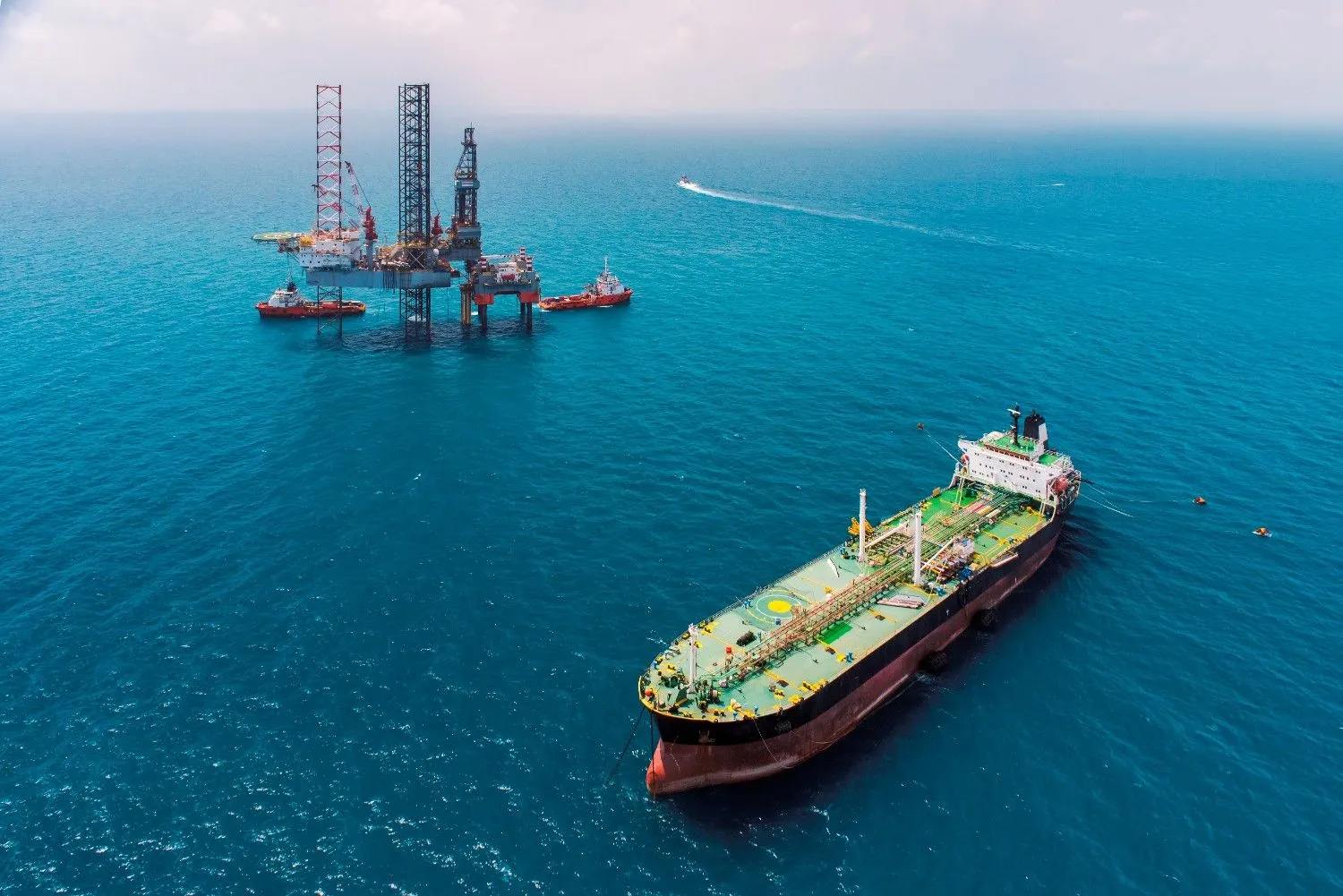 Tráfico en Ormuz colapsa: 71% de los barcos son de Irán