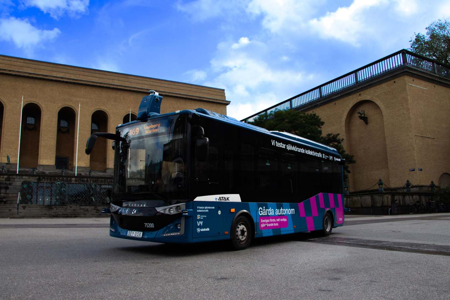 Tranvía embiste a autobús autónomo en Suecia
