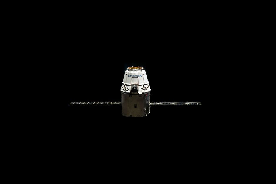 Una cápsula Dragon de SpaceX orbitó contra la vasta oscuridad del espacio exterior.