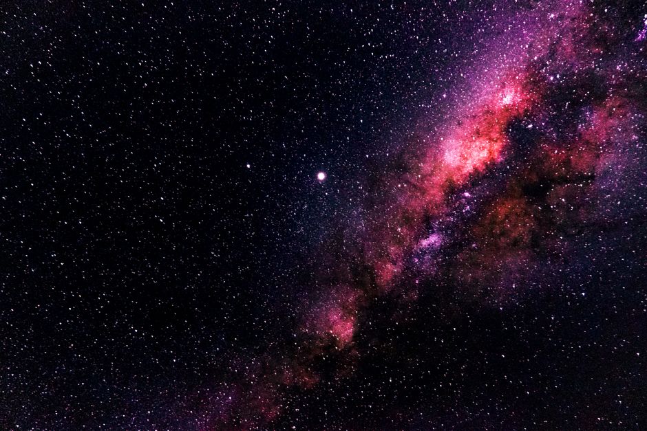 Una vista impresionante de la vibrante galaxia Vía Láctea con innumerables estrellas distantes.