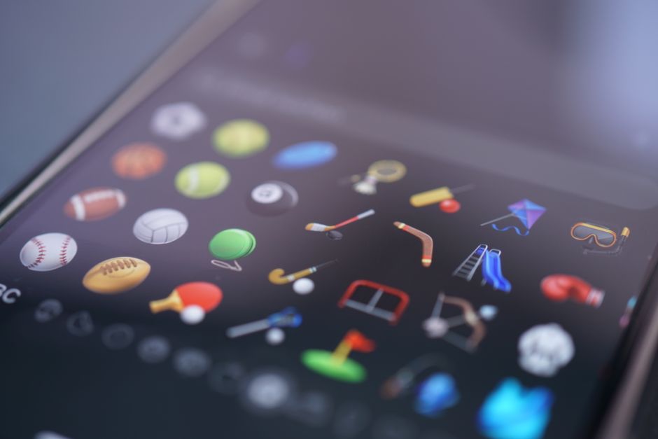 Una vista detallada de varios emojis con temática deportiva que se muestran en la pantalla de un teléfono inteligente.